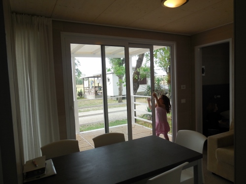04 Maxi Beach House Ca'Savio - Blick vom Wohnzimmer nach draußen (500x375)