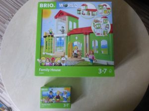 Brio Village Spielplatz und Kind mit Hund Vorstellung Brio Village Familienhaus (1)