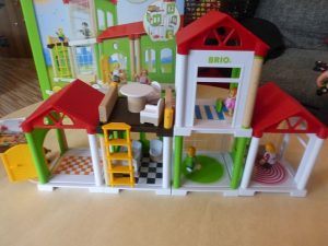 Brio Village Spielplatz und Kind mit Hund Vorstellung Brio Village Familienhaus (11)