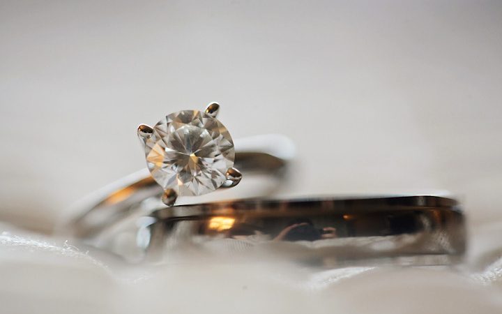 Handgefertigte Diamantringe online kaufen: Lässt sich so Geld sparen?