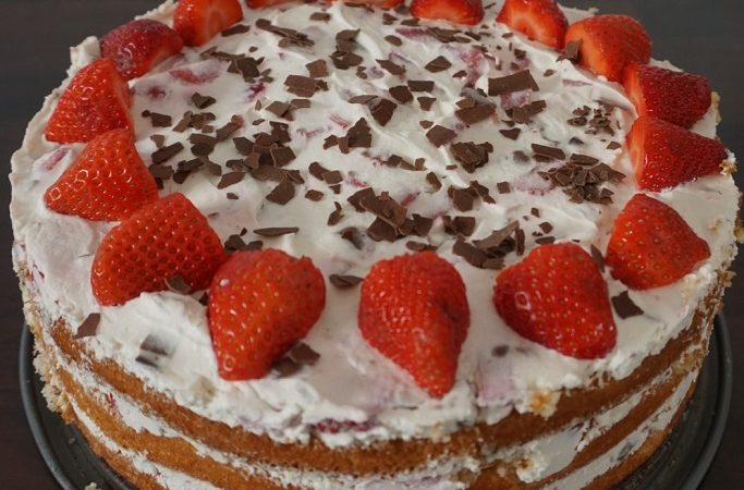 Rezept: Erdbeer-Yogurette-Torte