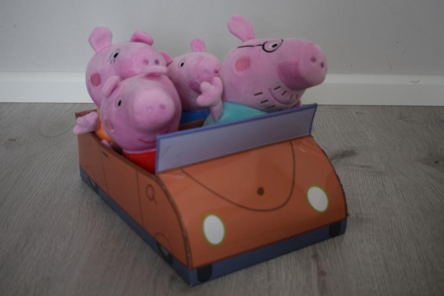 Familie Peppa Pig im Auto ist bei uns eingezogen