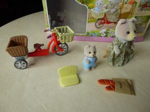 Gewinnspiel: Sylvanian Families - Fahrrad fahren mit Mutter Sylvanian Families Fahrrad fahren mit Mutter 4 300x225 - Gewinnspiel: Sylvanian Families - Fahrrad fahren mit Mutter