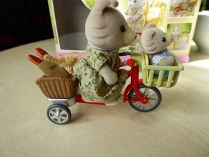 Gewinnspiel: Sylvanian Families - Fahrrad fahren mit Mutter Sylvanian Families Fahrrad fahren mit Mutter 9 300x225 - Gewinnspiel: Sylvanian Families - Fahrrad fahren mit Mutter