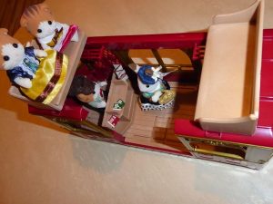 Gewinnspiel: Sylvanian Families Town Straßenbahn + Figuren Sylvanian Families Town Straßenbahn Figuren 29 300x225 - Gewinnspiel: Sylvanian Families Town Straßenbahn + Figuren