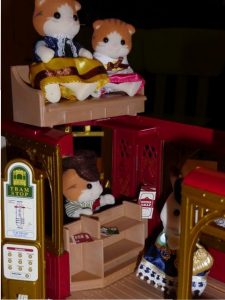 Gewinnspiel: Sylvanian Families Town Straßenbahn + Figuren Sylvanian Families Town Straßenbahn Figuren 38 e1520082470784 225x300 - Gewinnspiel: Sylvanian Families Town Straßenbahn + Figuren
