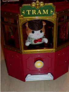 Gewinnspiel: Sylvanian Families Town Straßenbahn + Figuren Sylvanian Families Town Straßenbahn Figuren 40 e1520082483799 225x300 - Gewinnspiel: Sylvanian Families Town Straßenbahn + Figuren