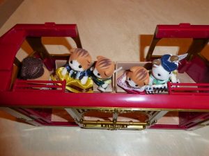 Gewinnspiel: Sylvanian Families Town Straßenbahn + Figuren Sylvanian Families Town Straßenbahn Figuren 47 300x225 - Gewinnspiel: Sylvanian Families Town Straßenbahn + Figuren