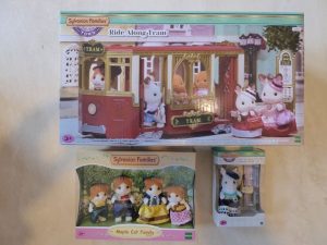 Gewinnspiel: Sylvanian Families Town Straßenbahn + Figuren Sylvanian Families Town Straßenbahn Figuren 48 300x225 - Gewinnspiel: Sylvanian Families Town Straßenbahn + Figuren