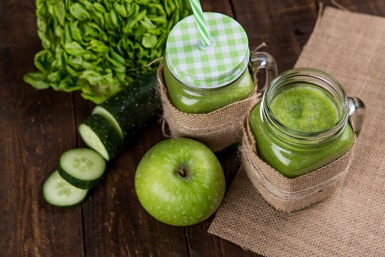 Eine tägliche Portion Obst und Gemüse mit grünen Smoothies